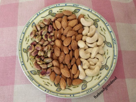5 super foods every women need- Nuts